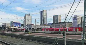 423